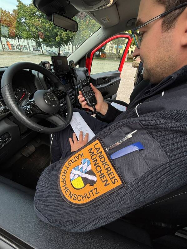 Ein Mitarbeiter der Katastrophenschutzbehörde im Landratsamt München beim Test des Satellitenfunks