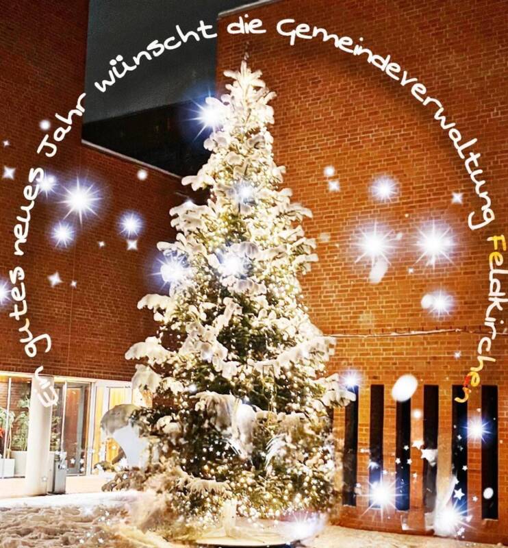 Christbaum vor Rathaus.
