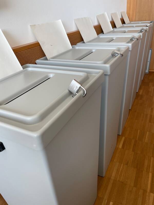 Wahlurnen stehen aufgereiht