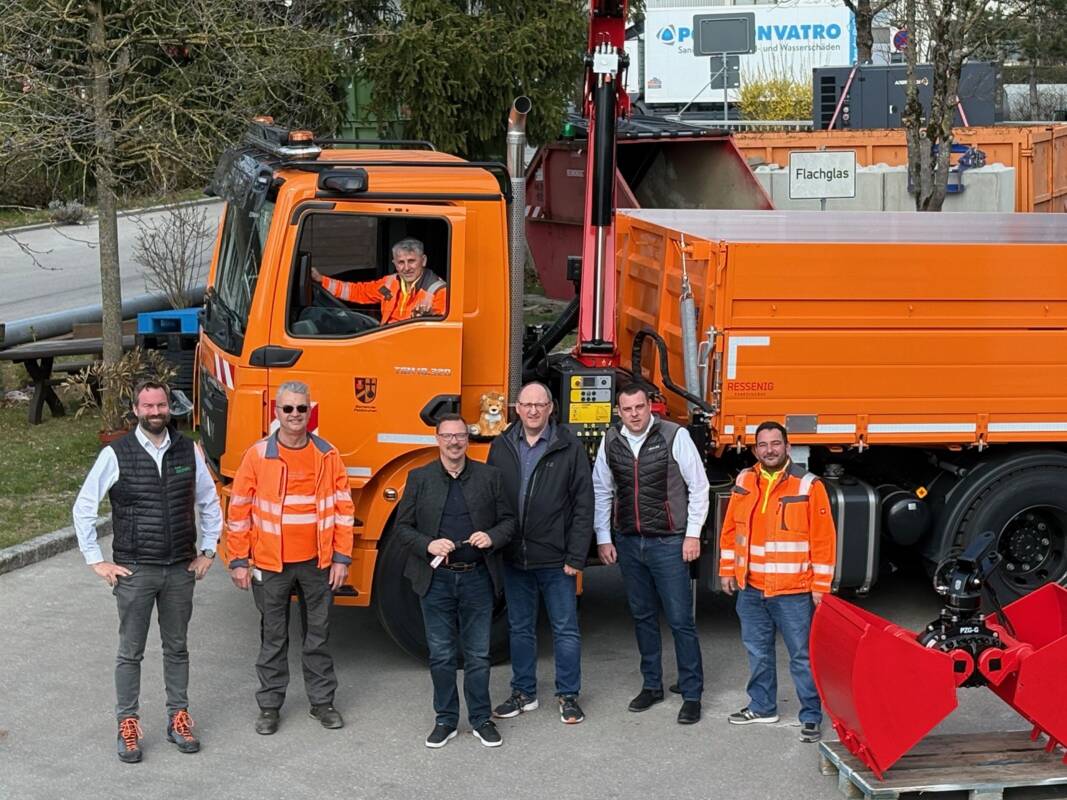 Neuer Lastwagen mit Kran am Bauhof