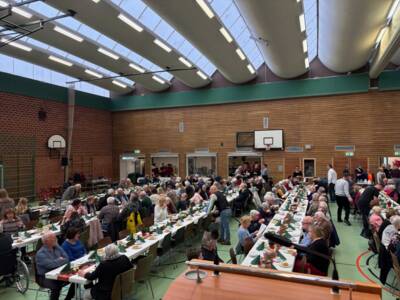 Über 400 Gäste feierten in der Mehrzweckhalle im Rahmen der gemeindlichen Seniorenweihnachtsfeier.