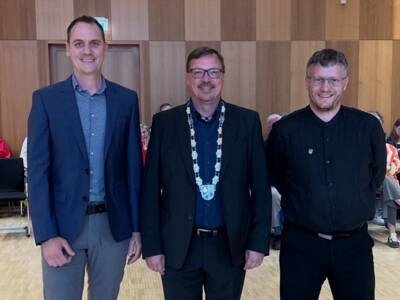 Bild v.li.n.re.: Zweiter Bürgermeister Christian Wilhelm (SPD), Erster Bürgermeister Andreas Janson (UWV), Dritter Bürgermeister Martin Obergroßberger