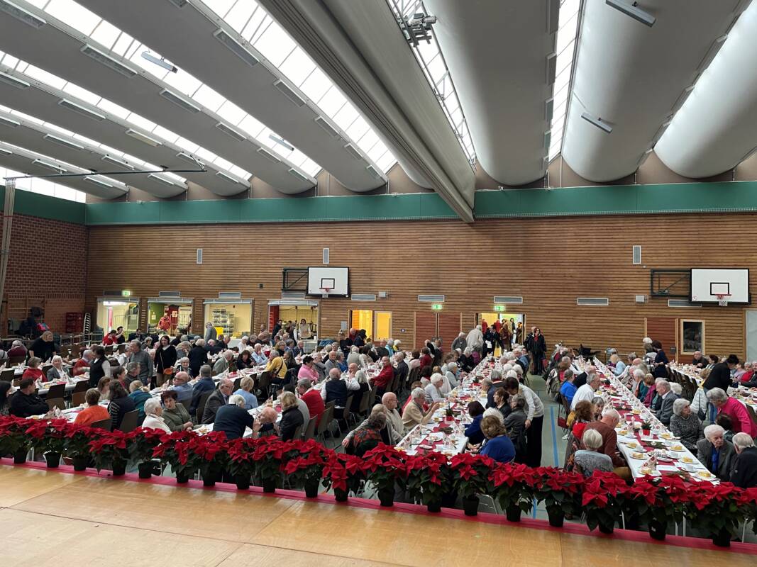 Zahlreiche Senioren in der Gemeindehalle zur Seniorenweihnachtsfeier 2024