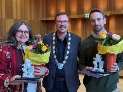 Mit dem "Feldkirchner Löwen", einer Urkunde und Blumen wurden die ausscheidenden Gemeinderäte Katharina Funk (li.) und Tobias Schmitt (re.) sowie Wolfgang Kellerer, Anneliese Oettrich und Tanja Schmitt von Bürgermeister Andreas Janson geehrt. 