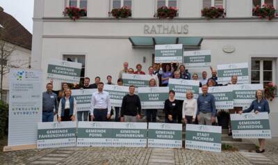 Foto: Vertreterinnen und Vertreter aus 17 teilnehmenden Kommunen beim zweiten Arbeitstreffen des Kommunalen Klimaschutz-Netzwerks Ebersberg-München im Rathaus Anzing
© Energieagentur Ebersberg-München
