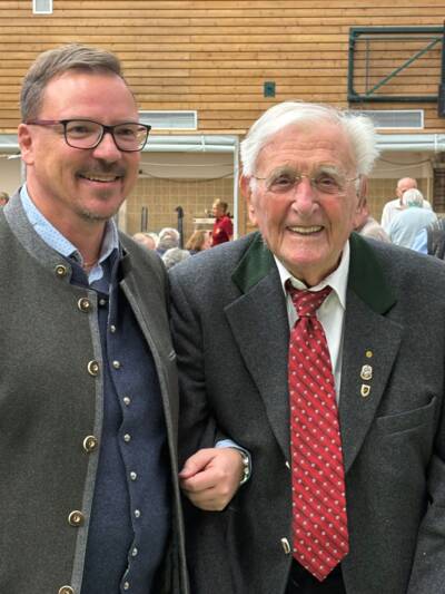 Bürgermeister Andreas Janson begrüßt den ältesten Ehrengast: Schuldirektor a.D. Richard Harrer hat in diesem Jahr seinen 100 Geburtstag gefeiert.