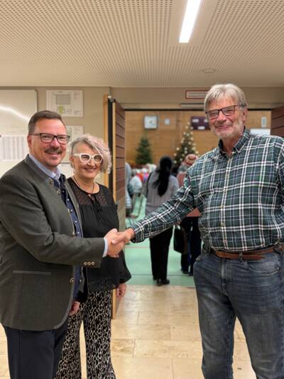 Bürgermeister Andreas Janson und Frau Kerstin begrüßen die Gäste bei der Seniorenweihnachtsfeier. Hier mit Gemeinderat Dr. Ulrich Rüßmann