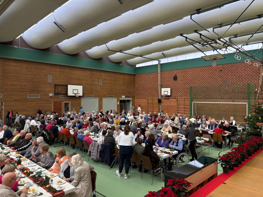 Bei Kaffee und Kuchen genossen die Gäste die gemeindliche Seniorenweihnachtsfeier 2025.